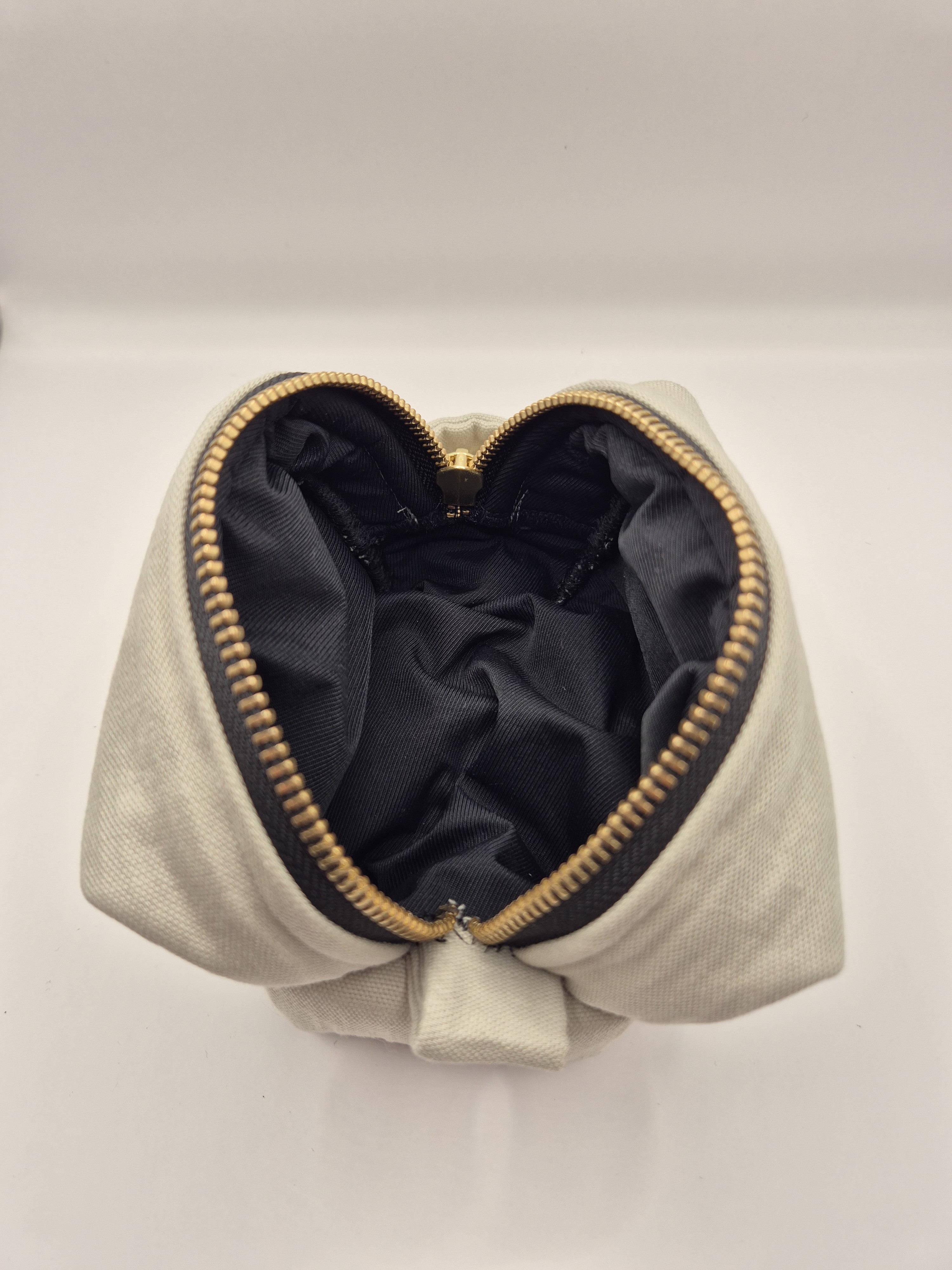 Trousse de la marque Avaé Couture vue ouverte