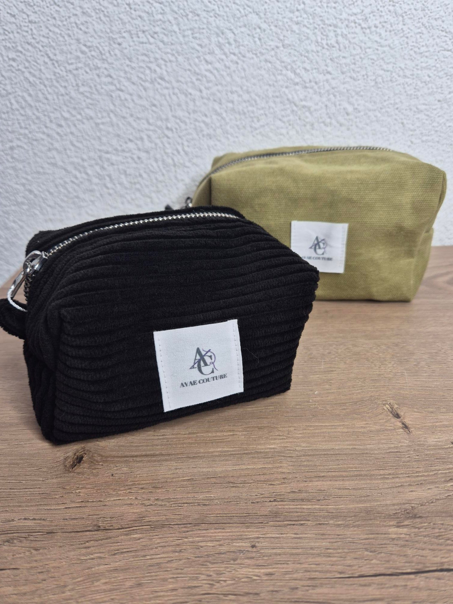 Photo de deux trousses, l'une derrière l'autre, de la marque Avaé Couture