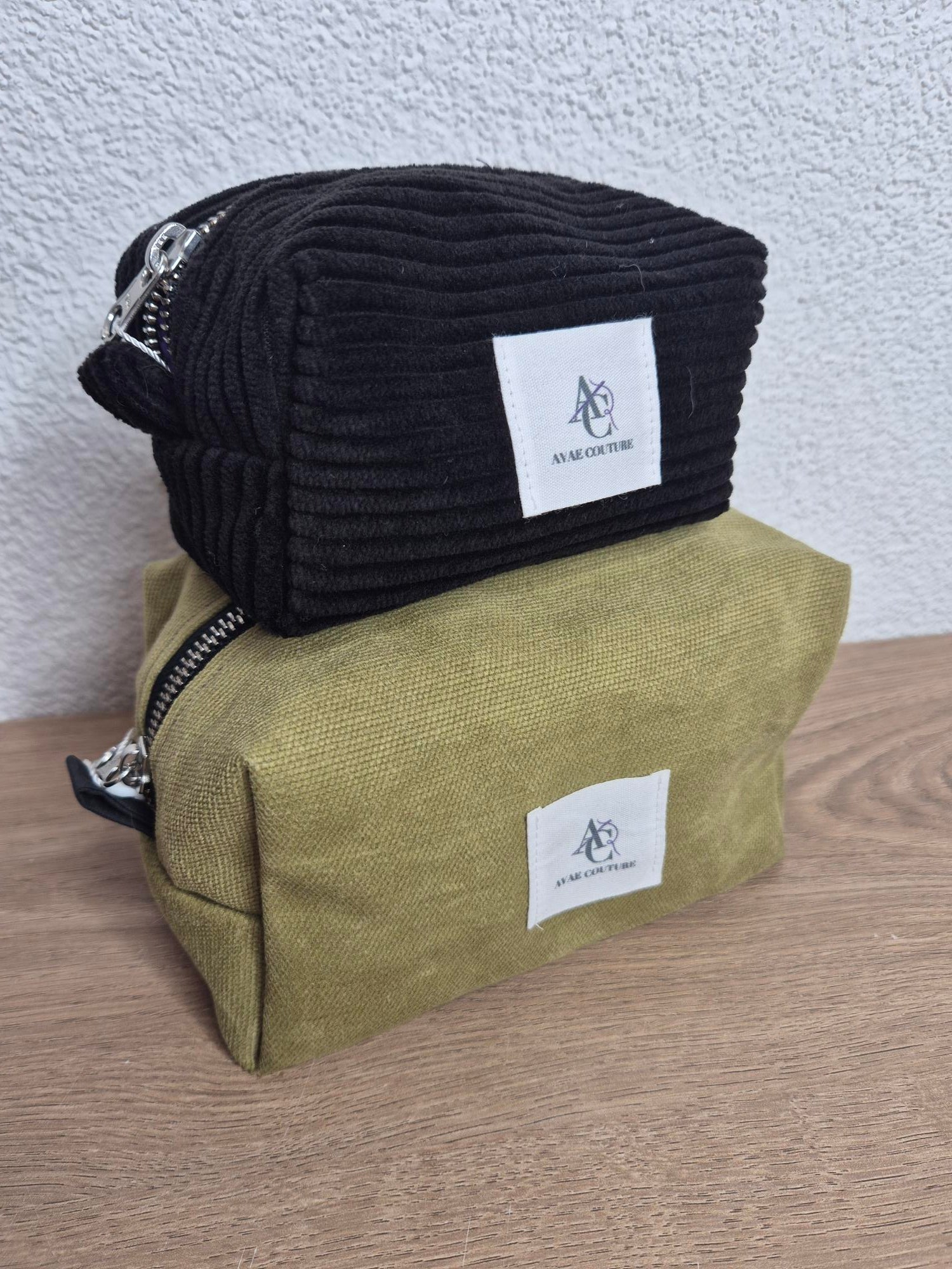 Photo de deux trousses, l'une sur l'autre, de la marque Avaé Couture N°1